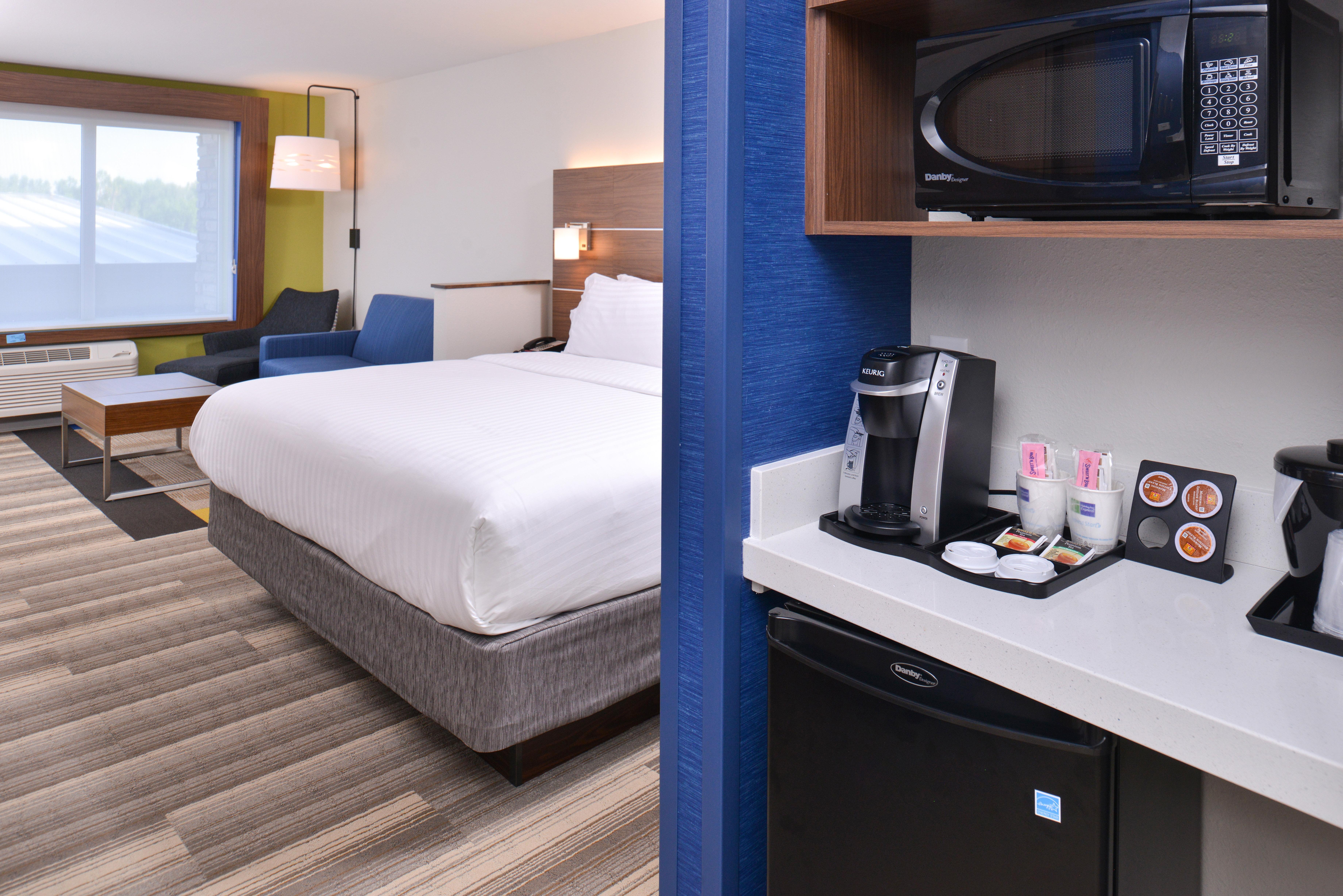 Holiday Inn Express & Suites Omaha Airport By Ihg Carter Lake Exterior photo