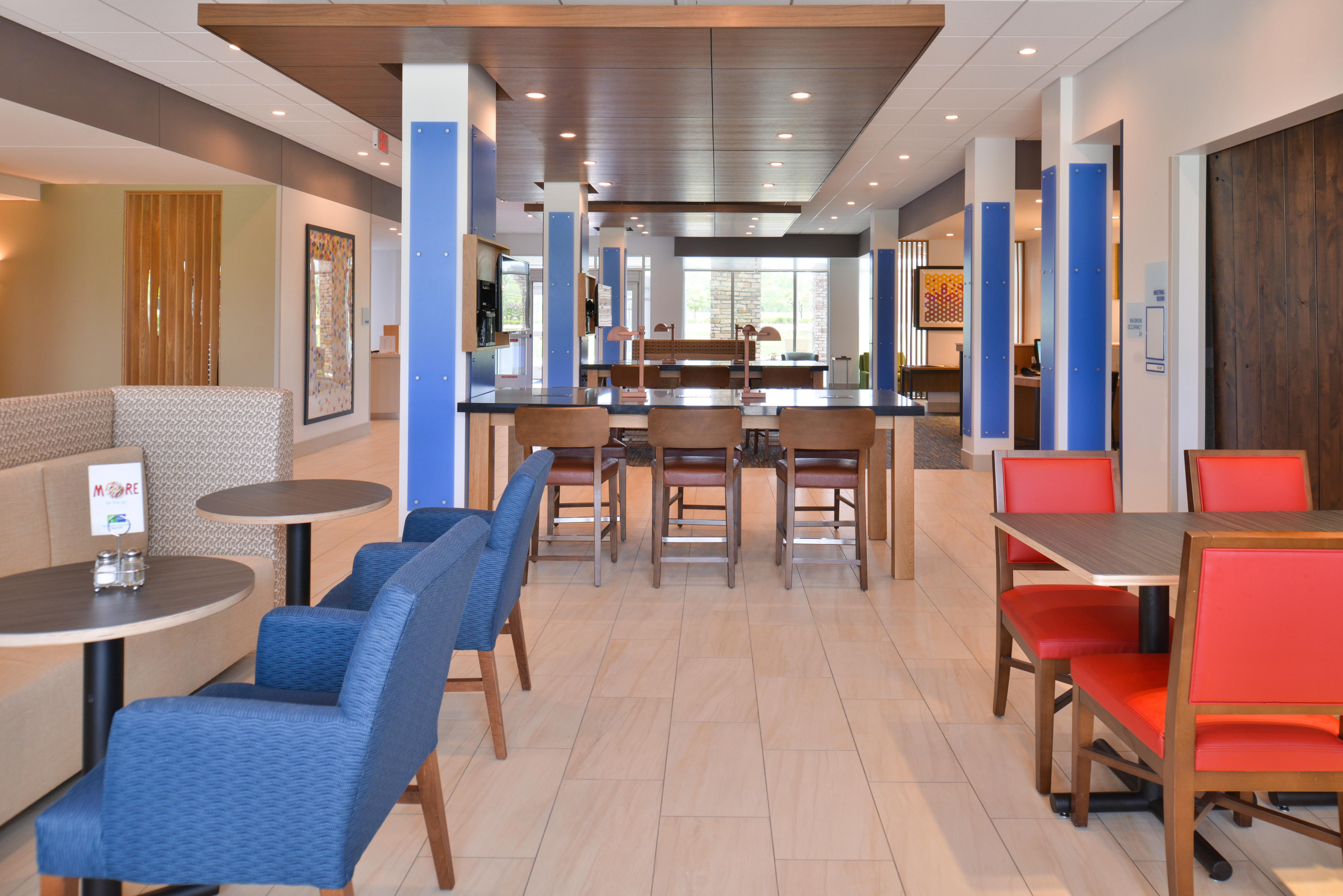 Holiday Inn Express & Suites Omaha Airport By Ihg Carter Lake Exterior photo
