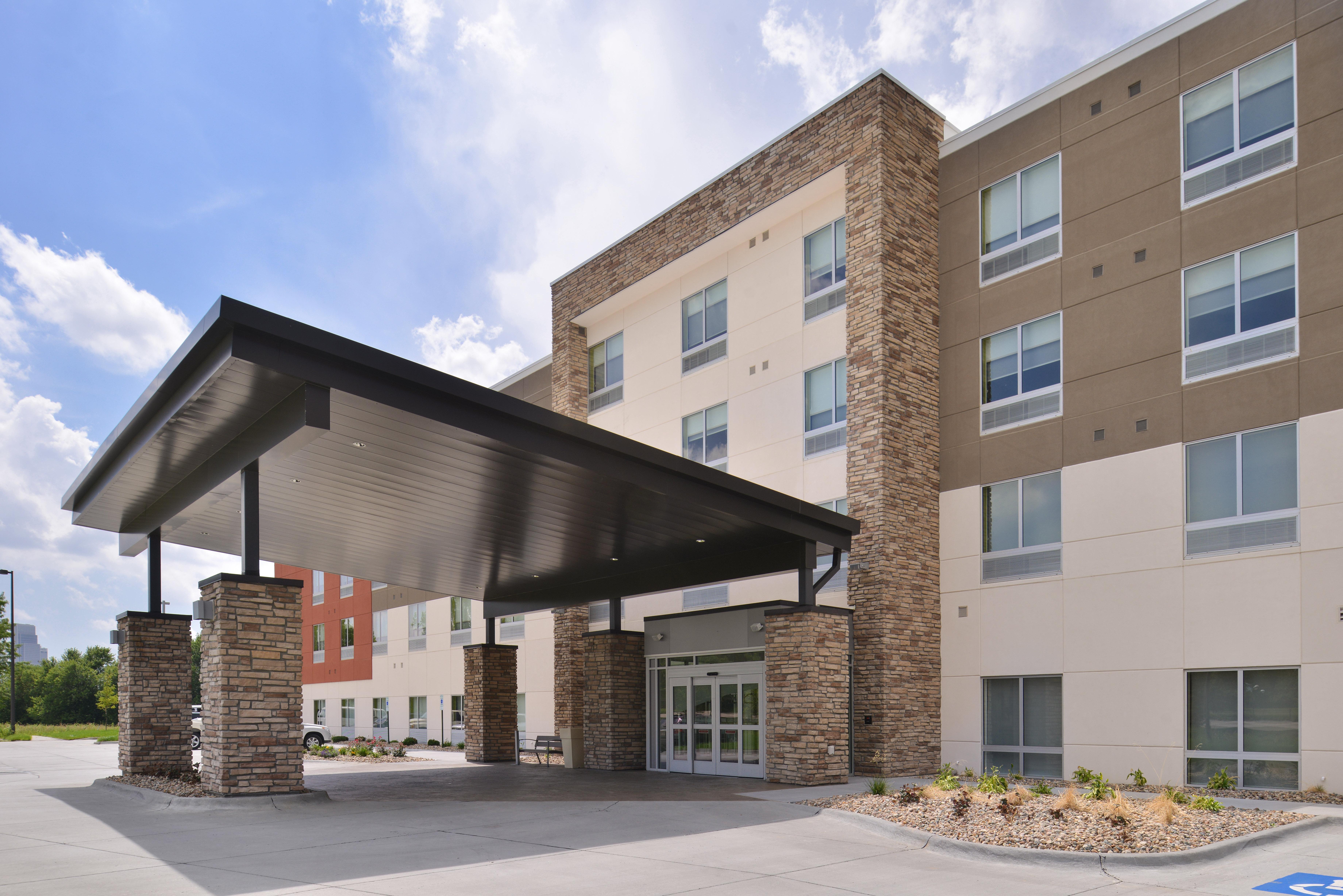Holiday Inn Express & Suites Omaha Airport By Ihg Carter Lake Exterior photo