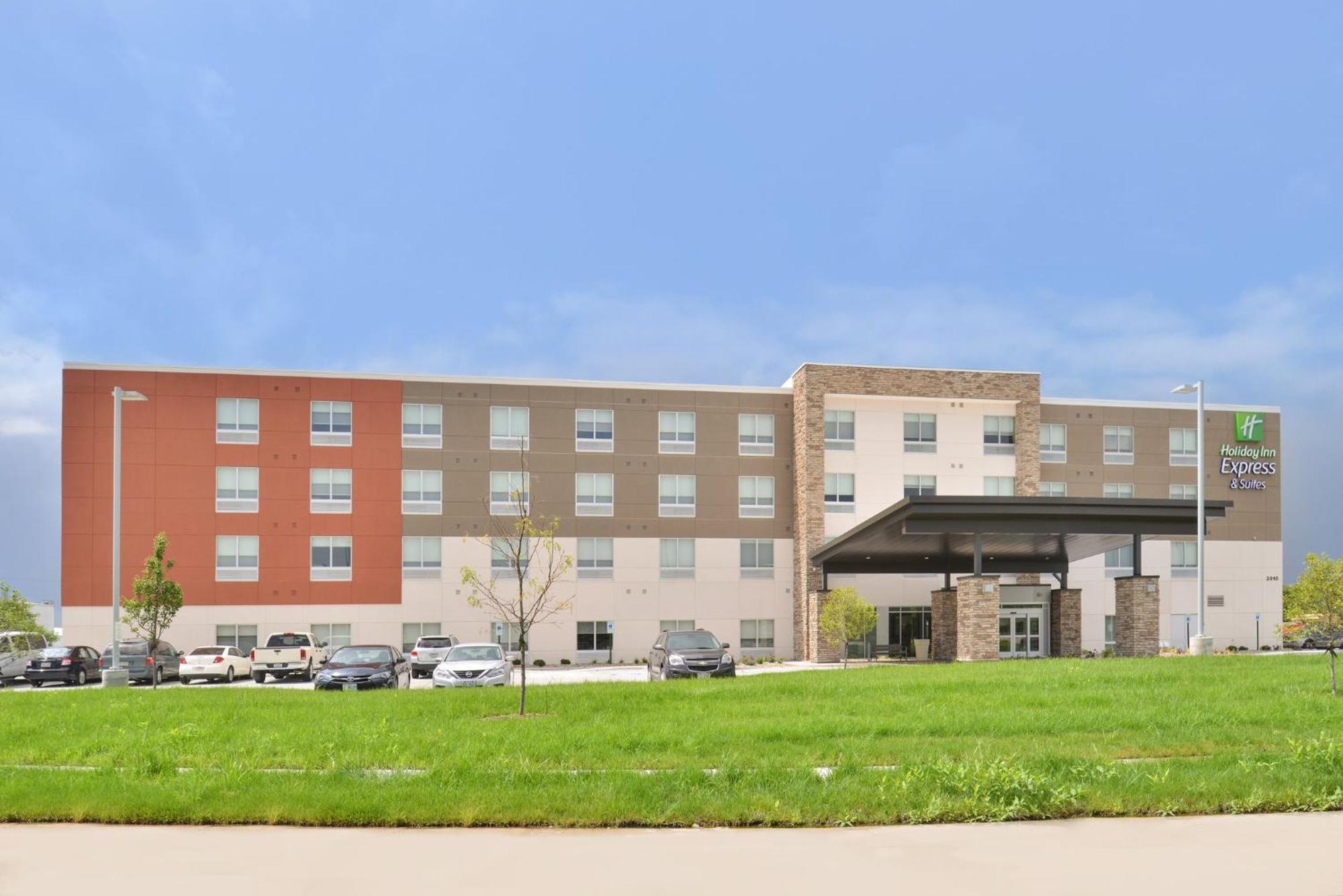 Holiday Inn Express & Suites Omaha Airport By Ihg Carter Lake Exterior photo