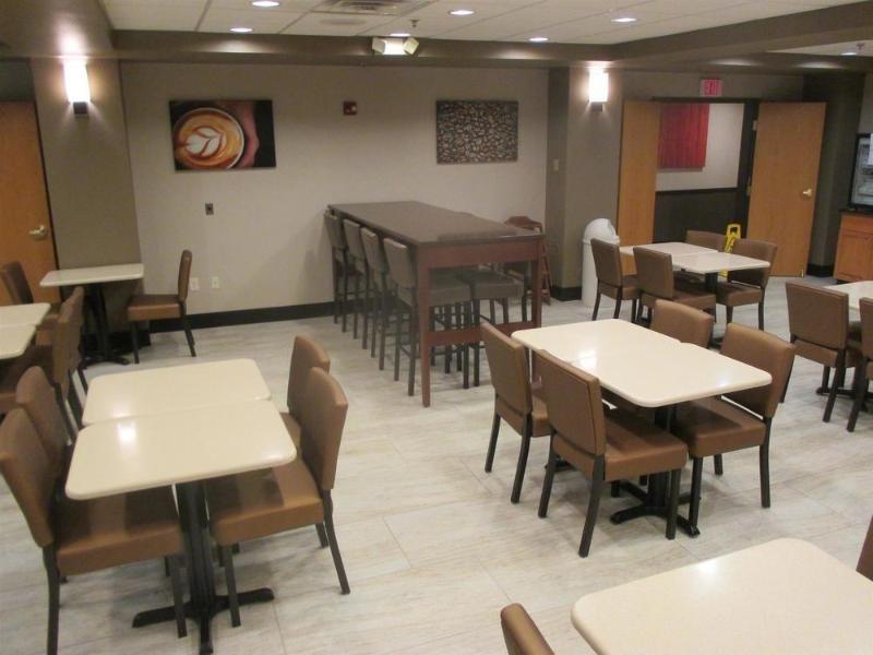 Holiday Inn Express & Suites Omaha Airport By Ihg Carter Lake Exterior photo