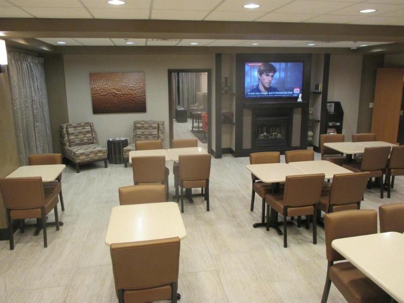 Holiday Inn Express & Suites Omaha Airport By Ihg Carter Lake Exterior photo