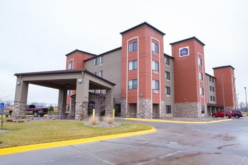 Holiday Inn Express & Suites Omaha Airport By Ihg Carter Lake Exterior photo